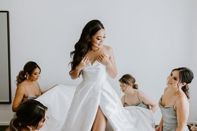 bride and her bridesmaids getting ready for wedding