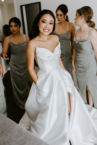 bride and her bridesmaids on wedding morning