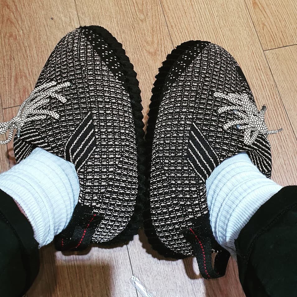 Huge hot sale yeezy slippers