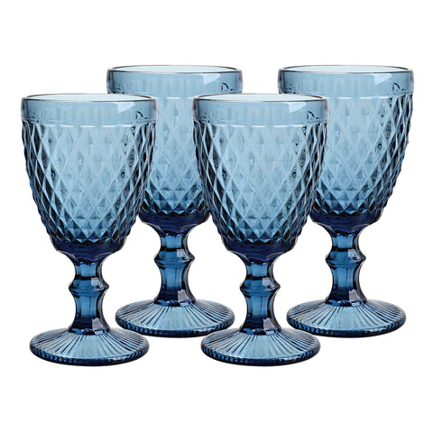 set de cuatro copas de cristal color azul con textura de rombos en la superficie 
