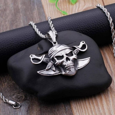 collier-pirate-tete-de-mort-presentation