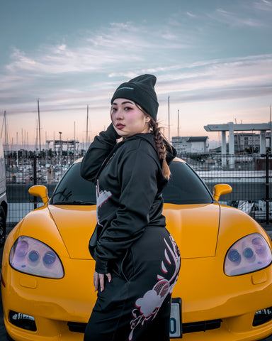 <img src="onyx tracksuit" atl="onyx attire hat" atl="japanese girl with blue eyes" atl="japanese girl in front of car" atl="japan" atl="japanese streets">