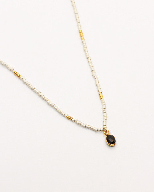 Collier ras-de-cou Nilaï perles argentées et orné pierre agate noire