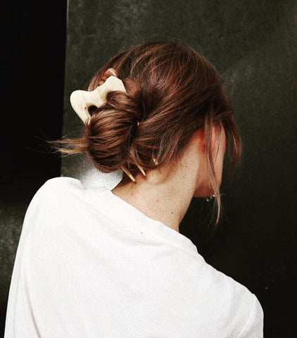 Coiffure Chignon Bohème avec accessoire en bois