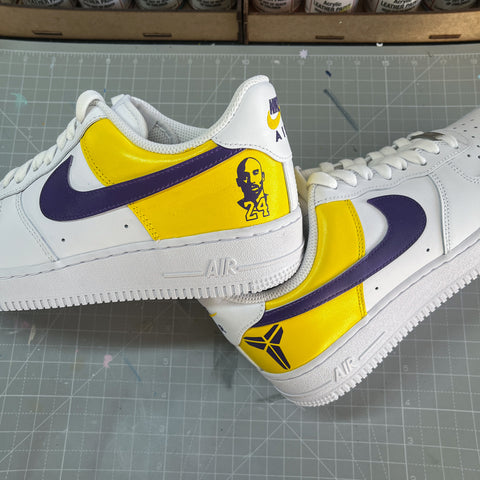 baskets Nike personnalisées Air force 1 custom sur-mesure "Kobe Bryant Basketsball Lakers sneakeaze customs skz