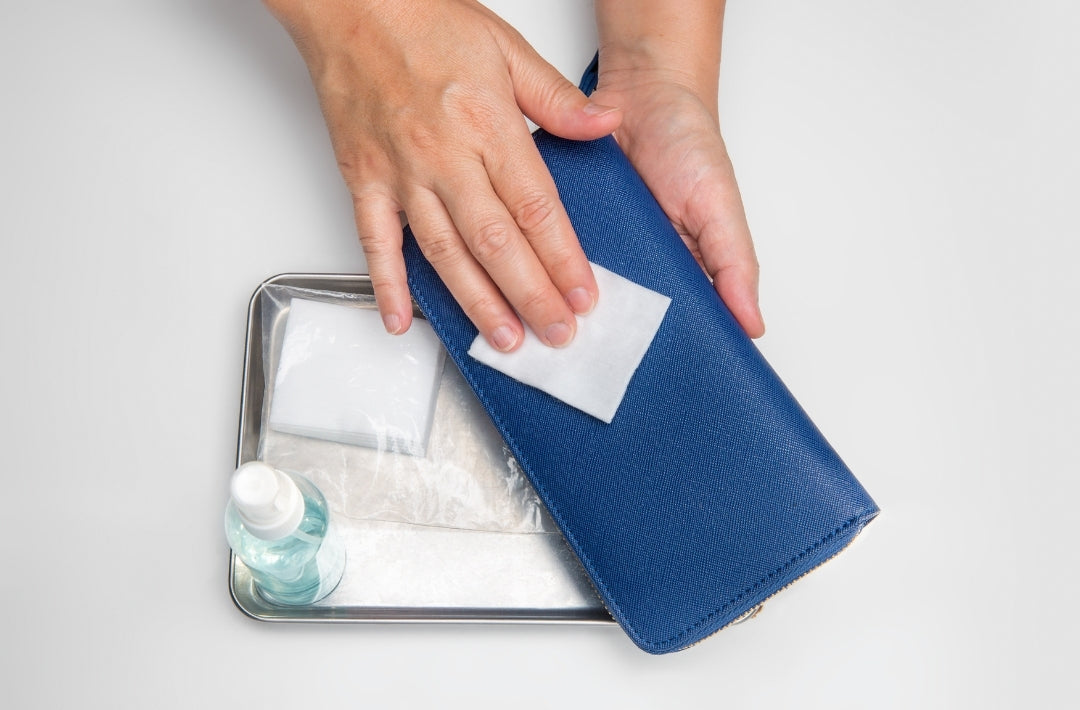 Le nettoyage d'un portefeuille en cuir consiste moins à lui donner un aspect propre et grinçant qu'à protéger et à hydrater le cuir.