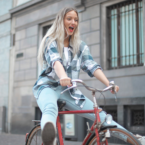 Mujer biohacker feliz en bicicleta