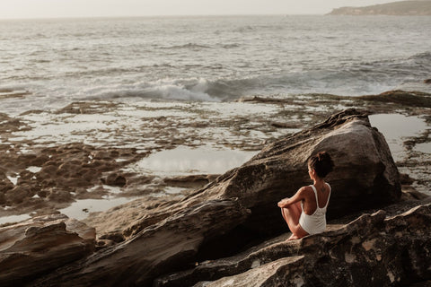 Mujer biohackekr disfrutando de la naturaleza