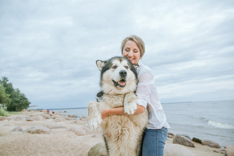 Mujer biohacker disfrutando de su perro