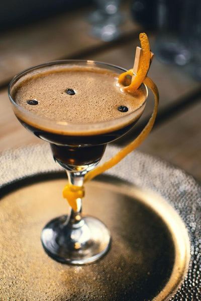 Espresso martini limonin koktajl garniško steklo