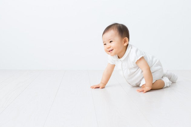 children who have been crawling for a long time have a more stable gait and are less likely to fall.