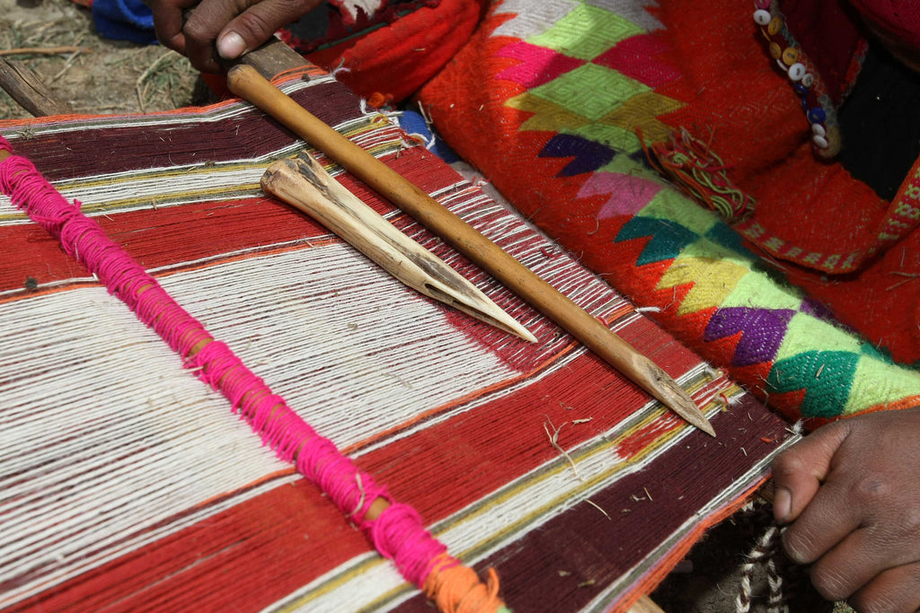 Weaving a wool scarf in Peru with rove knitwear