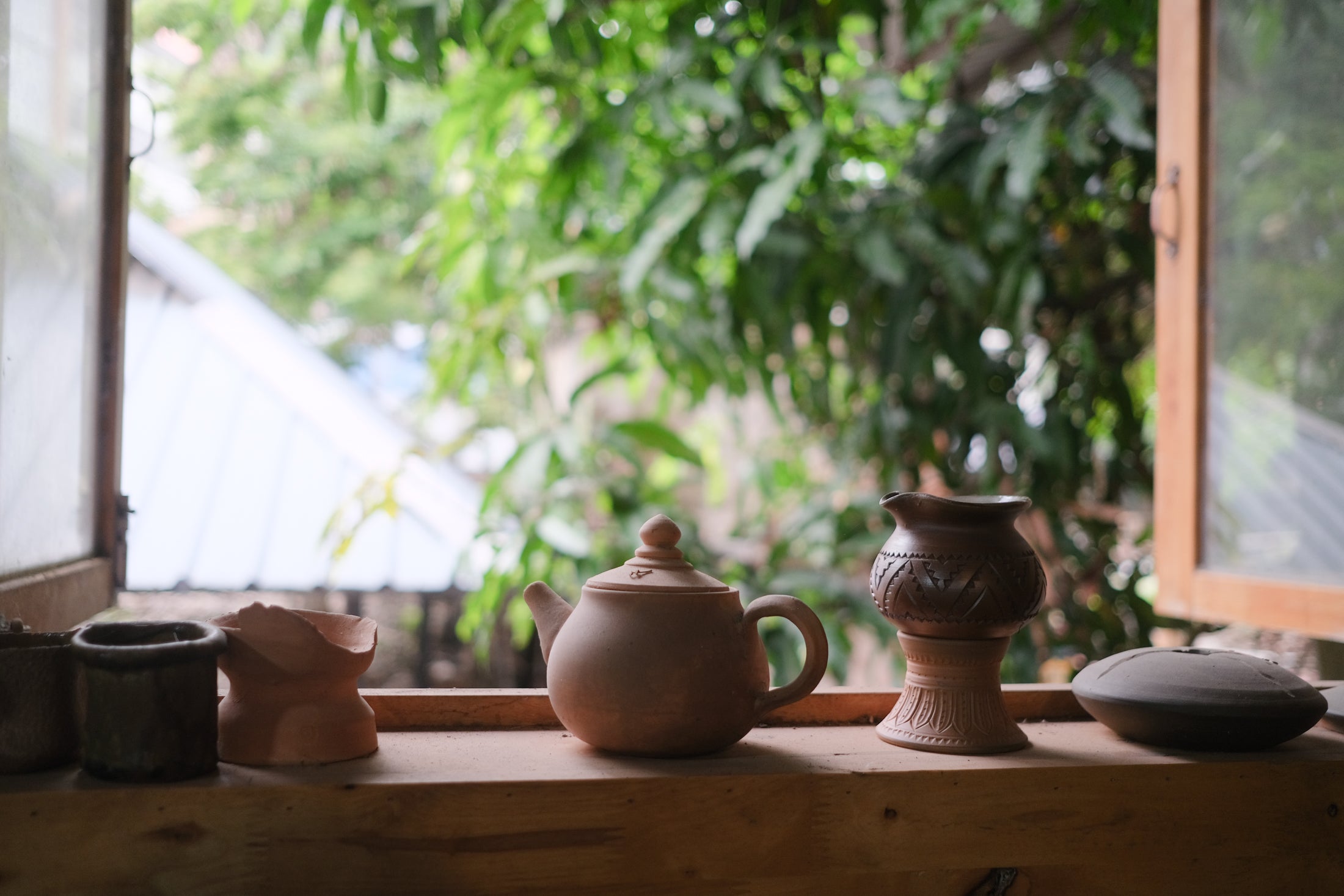 Side-handled Jingdezhen Teapot – Eastern Leaves