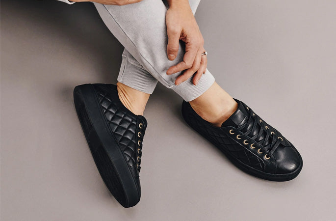 extra wide fit sneakers black