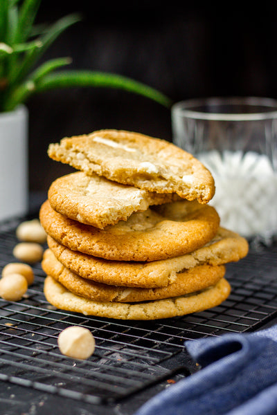 Jednoduché cookies s makadamovými orechami a bielou čokoládou.