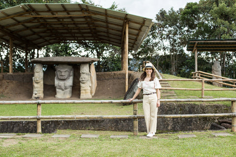 Anna von GUATAVITA de COLOMBIA in San Agustín beim UNESCO - Weltkulturerbe. Statuen aus Vulkangestein.