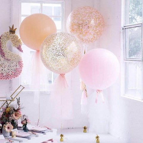 ballons remplis de paillettes dans un salon pendant une pyjama party