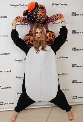 cara delevingne porte un pyjama panda et porte un ourson en peluche