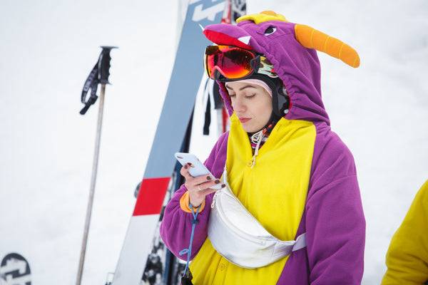 femme au ski qui porte un pyjama kigurumi dragon