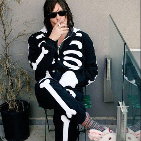 l'acteur norman reedus porte un kigurumi squelette en fumant