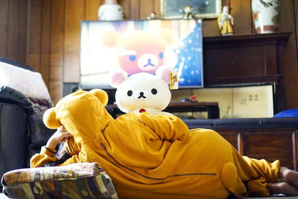 femme qui regarde netflix dans son pyjama kigurumi rilakkuma