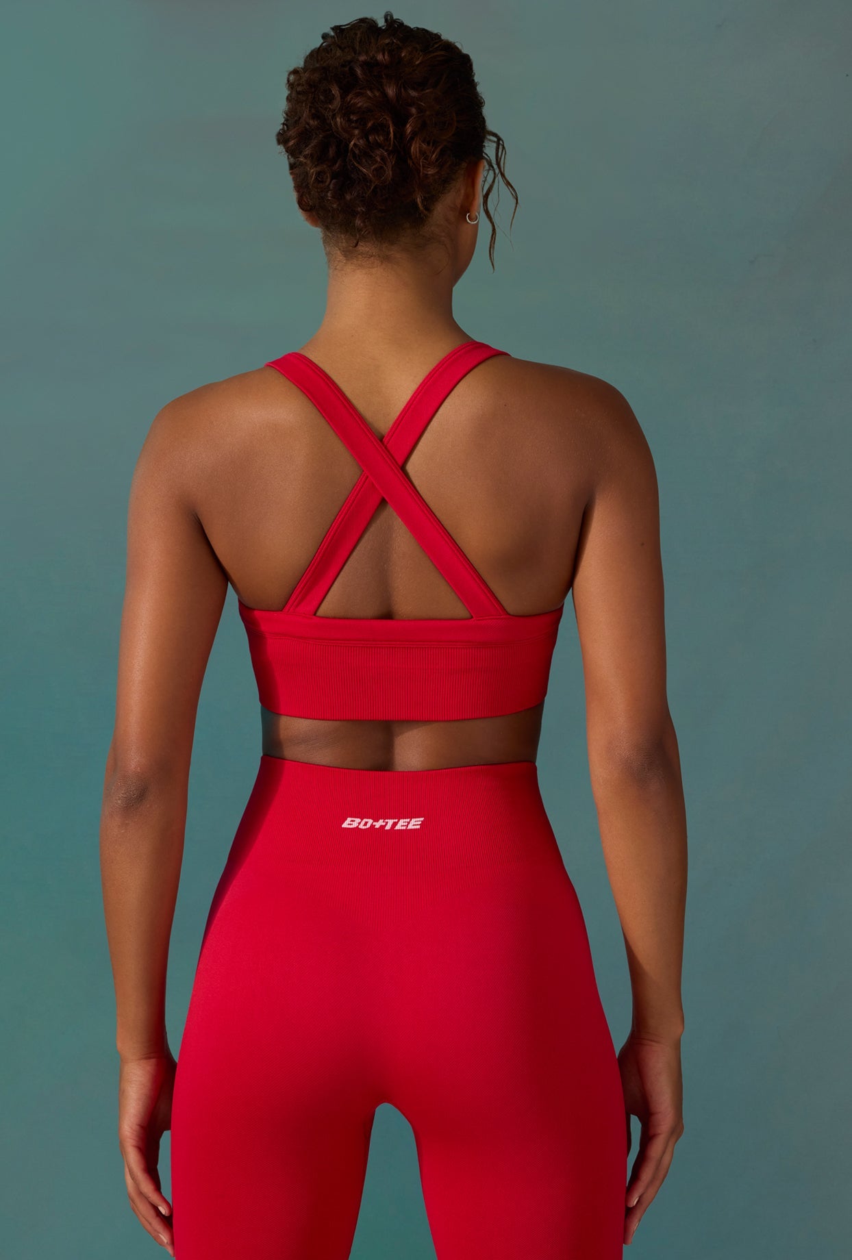 Purpose - Super Sculpt Seamless Cross Back Sports Bra in Fuchsia