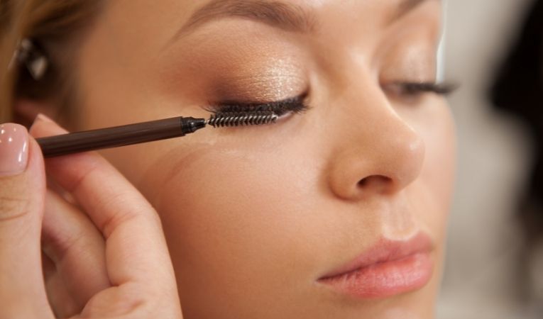 Brush your eyelashes and take care of them, how to take care of eyelash extensions