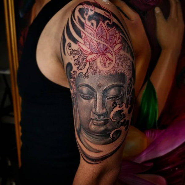 Tatouages Bouddha sur le bras femme