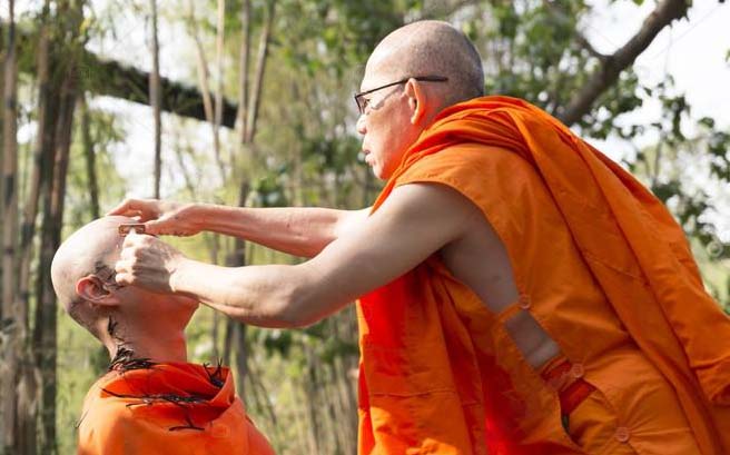 Rasage moine bouddhiste
