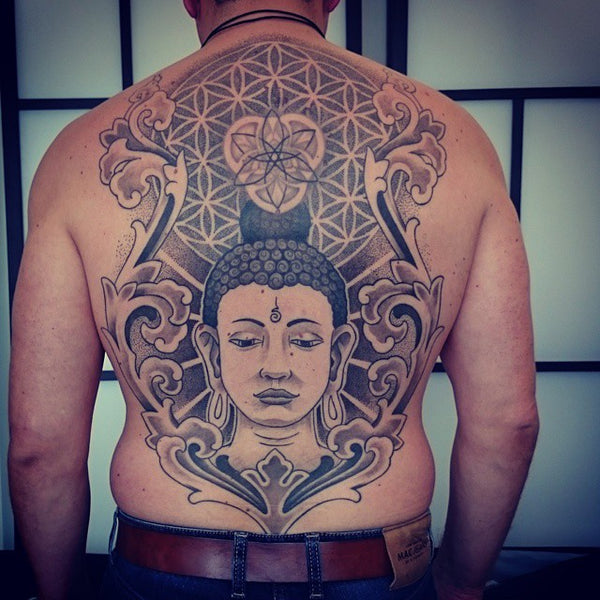 tatouage bouddha dans le dos en noir
