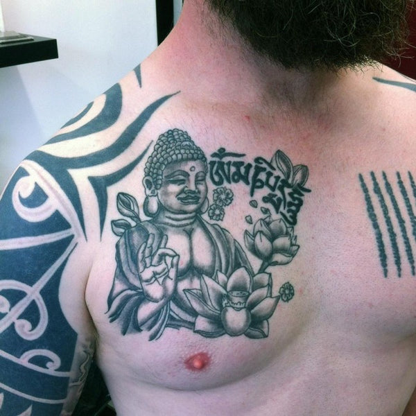 tatouage bouddha pectoraux personnage
