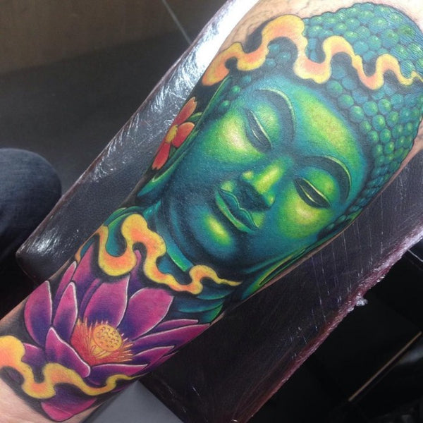tatouage bouddha avant bras très coloré
