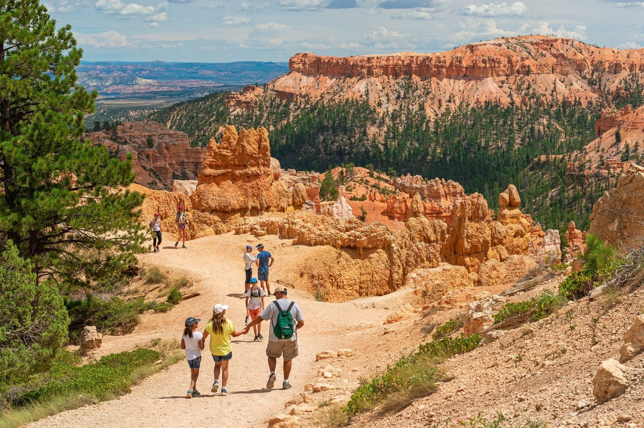 families-hiking-in-bryce-canyon