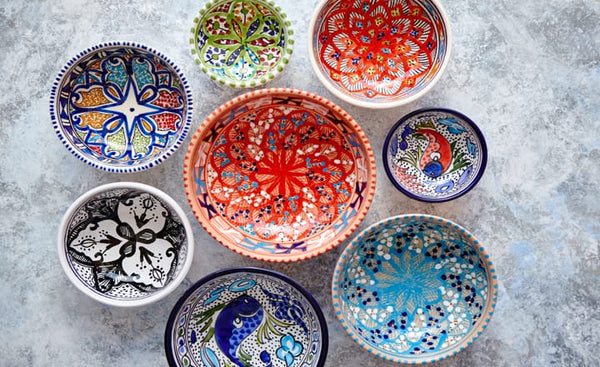 quelques bols en céramique à la décoration marocaine