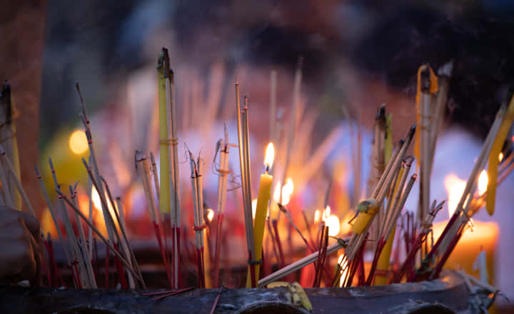 allumer de l'encens bakhoor lors d'une célébration