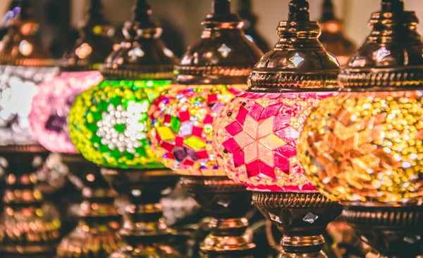 quelques lampes marocaines en fer forgé et verre