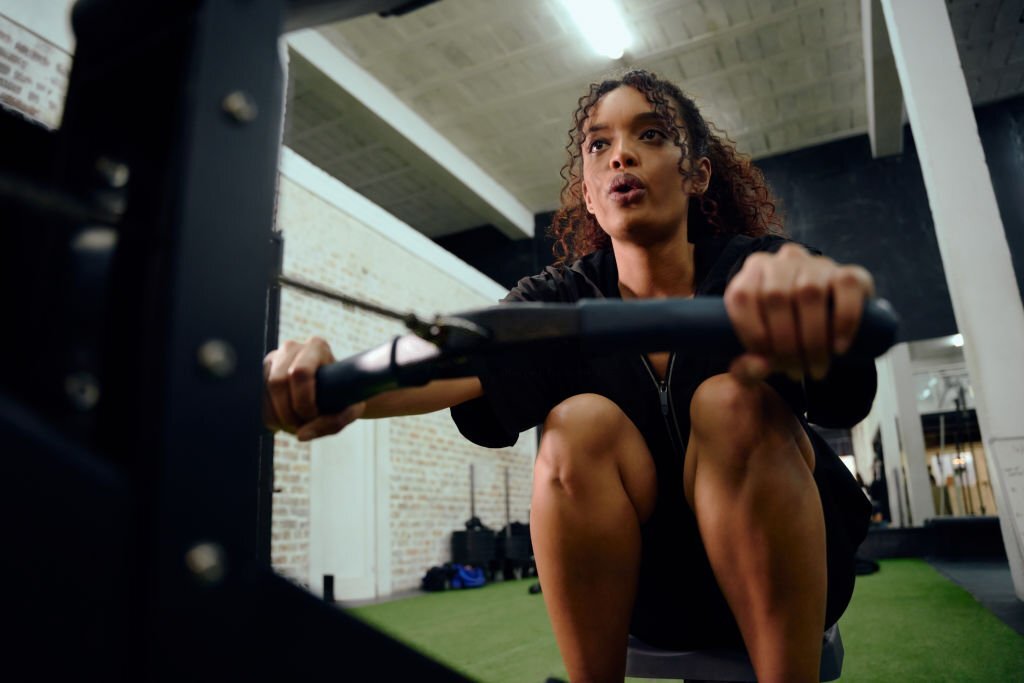 femme crossfit cardio training ramer perte de poids musculation Athlète féminine faisant de l’exercice intensément dans la salle de gym. Photo de haute qualité - Image Libre de Droit