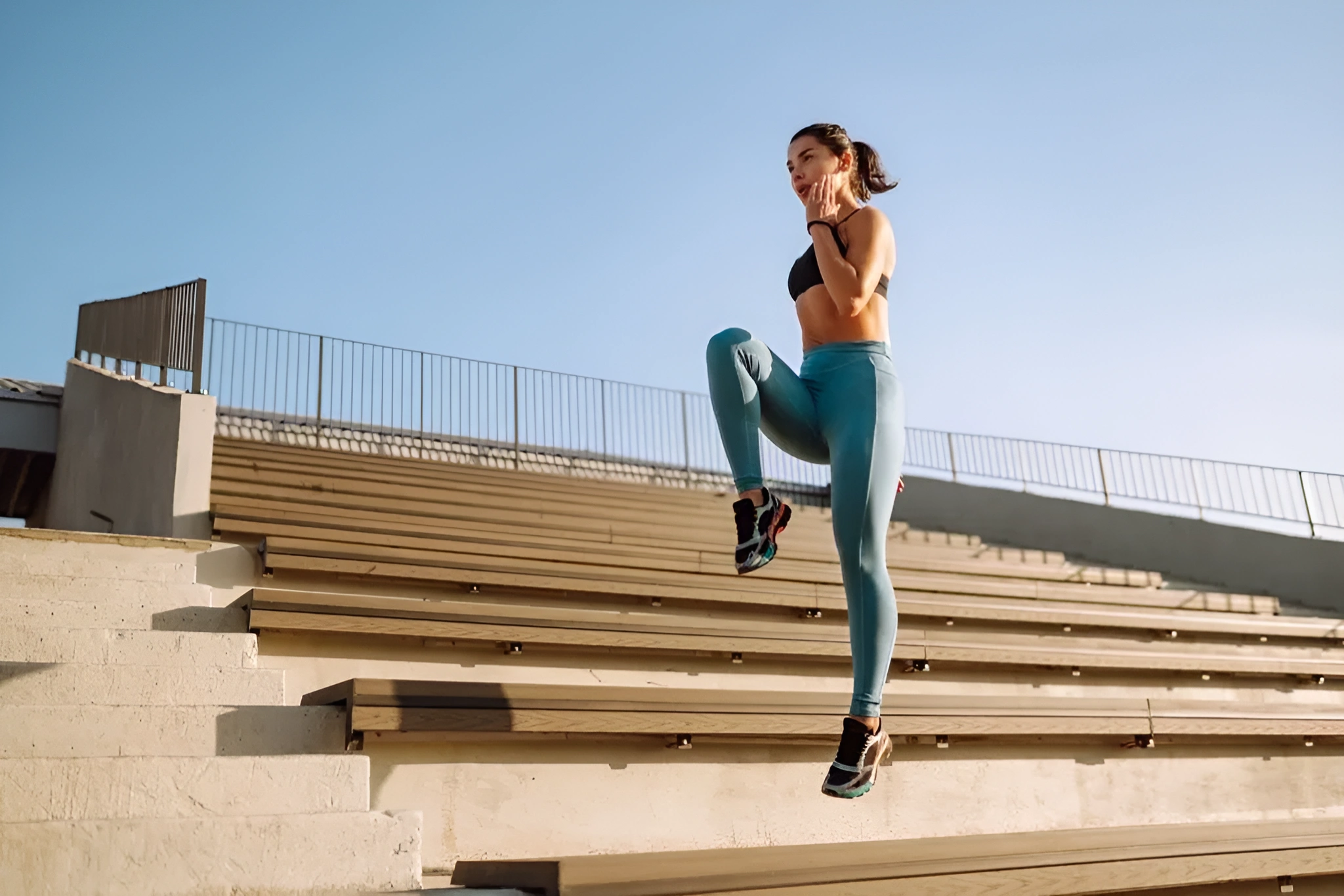 Deporte mujer HIIT entrenamiento rápido ejercicio al aire libre