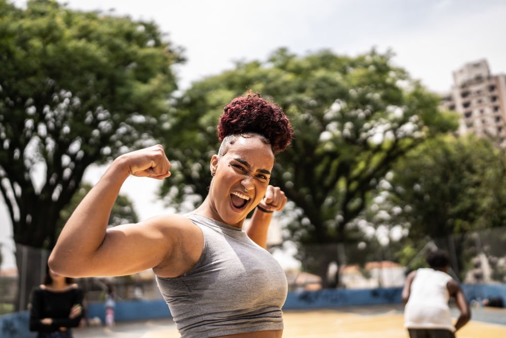 femme débutante fier heureuse et confiante de faire de la musculation