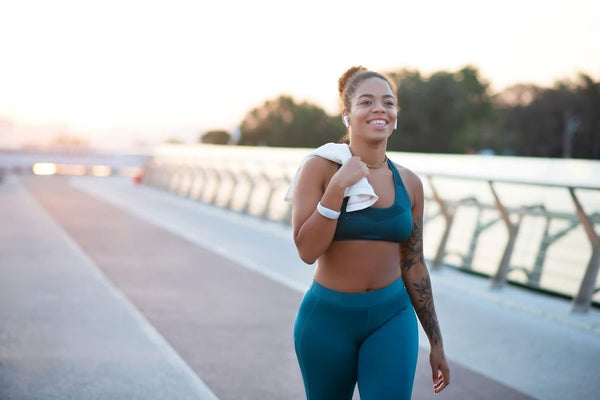 Femme qui fait du sport en exterieur matin running energie matinale