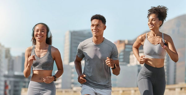 Groupe d'amis courant pour l’exercice de fitness, l’entraînement de coureur d’été et la santé cardiovasculaire ensemble..jpg