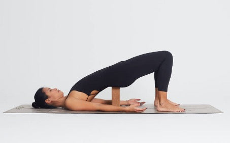 Ejercicio de estiramiento de pose de puente para combatir el dolor de espalda