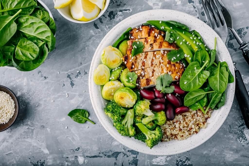 Liste_d_aliments_healthy_santé_du_bol_Bouddha_avec_poulet_grillé__quinoa__épinards__avocat__choux_de_Bruxelles__brocoli__haricots_rouges__graines_de_sésame.jpeg