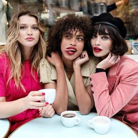 taylor lashae, chloe lecareux, hanna lhoumeau avec le rouge à lèvres rouge fabuleux 