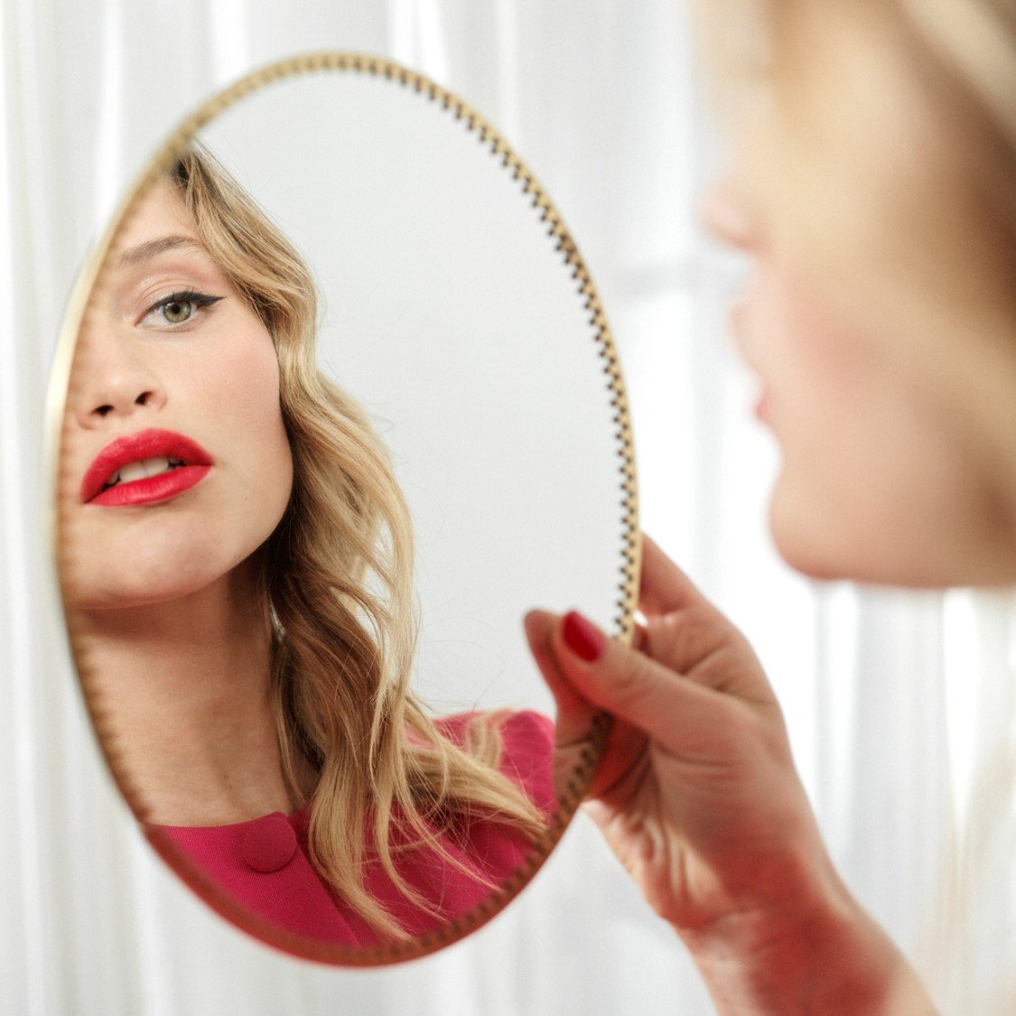 femme avec un rouge à lèvres satiné