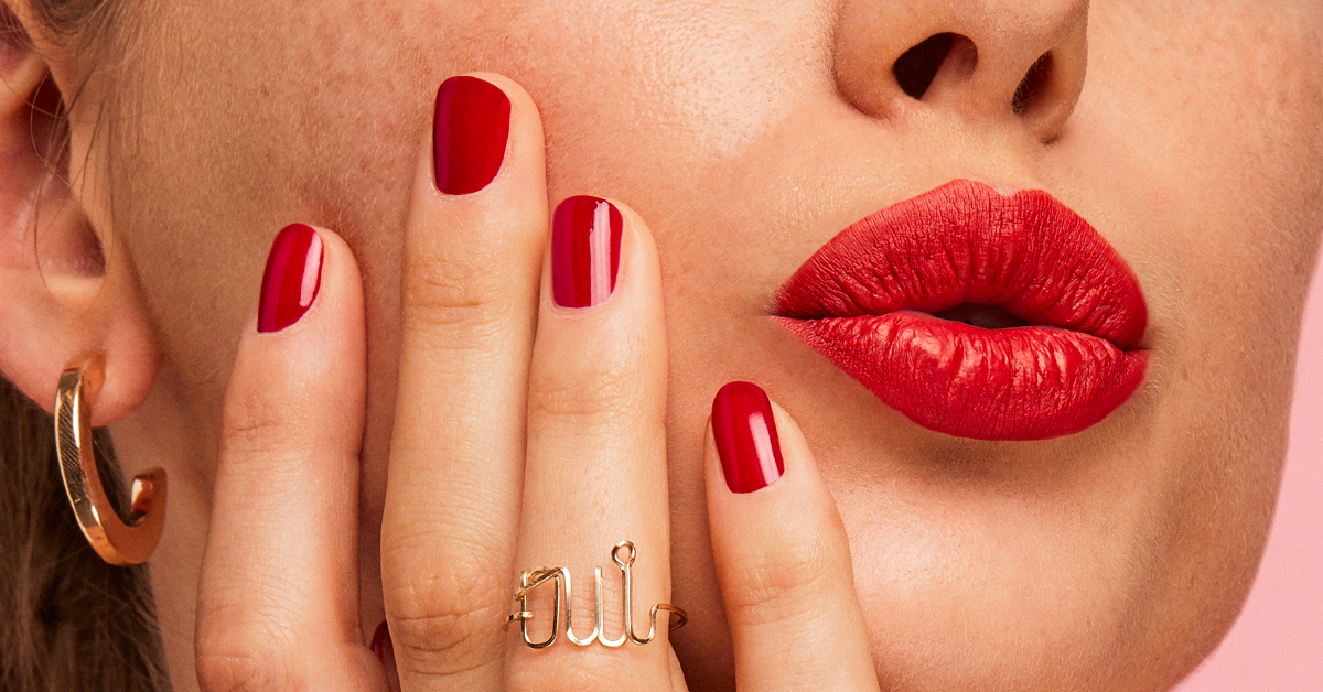 maquillage des lèvres et vernis à ongles rouge