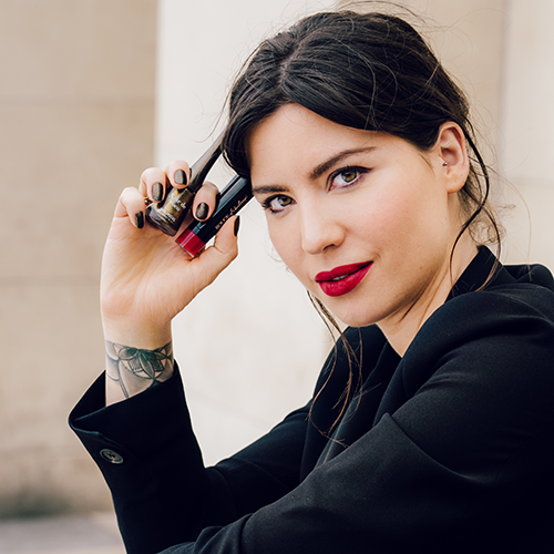 Betty Autier portant un rouge à lèvres tenue longue durée