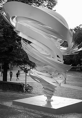 Sculpture Another Twister (João) de la sculptrice américaine Alice Aycock, installée devant l'entrée du Sprengel Museum Hannover, Allemagne.