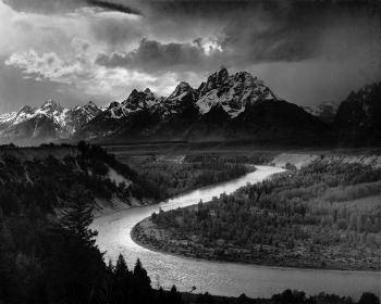 L'œuvre Tetons and the Snake River (1942) d'Ansel Adam illustre l'esthétique photographique pure du Group f/64 dans l'un de ses paysages emblématiques.