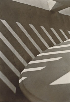 La composition de Porch Shadows (1916) de Paul Strand utilise la lumière, l'ombre et la ligne pour créer une photographie presque abstraite.